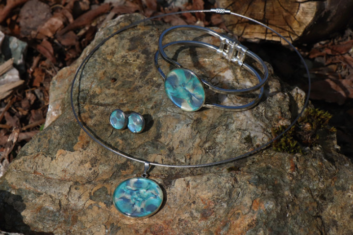 Jewelry of resin - historical glass